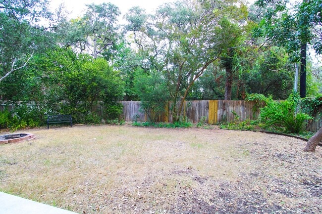 Building Photo - 14018 N Hills Village Dr