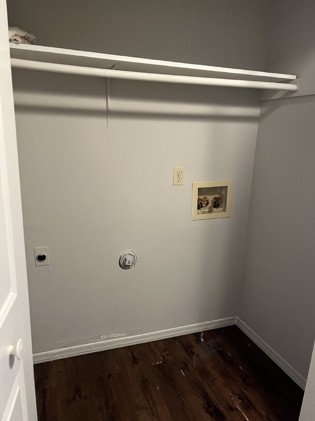 Building Photo - Charming 3 bedroom 2 bath townhome with lots of light and open downstairs. Galley kitchen, lots o...