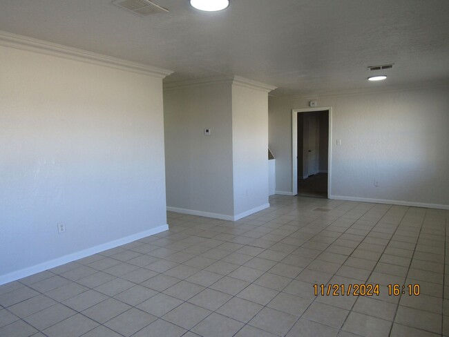 Building Photo - 5 Bedrooms. Newly renovated! $200 off firs...