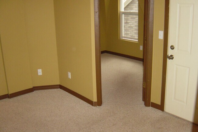 Building Photo - 507 N 57th Ave W