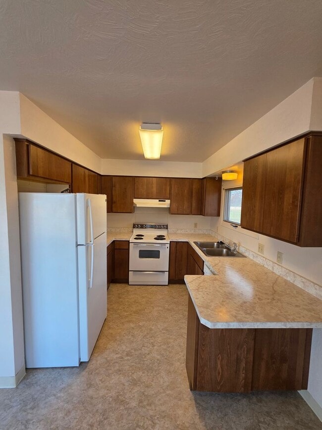 Building Photo - Single level duplex with attached single-c...