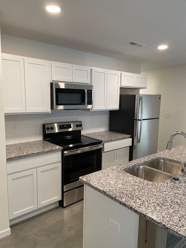 Building Photo - 3 Bedroom 2 bath Duplex with Garage Near WSU