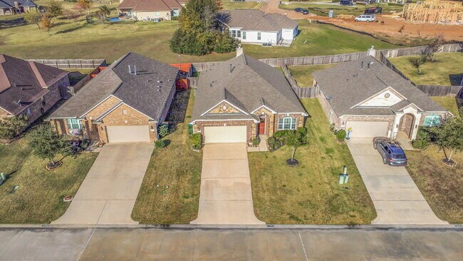 Building Photo - Welcome to this well-kept, single-story gem located in the Villas of Mia Lago!