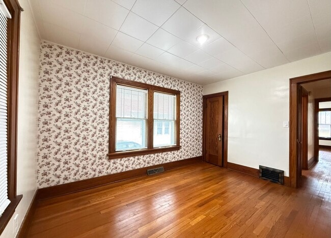 Building Photo - Bright West End Home with Enclosed Porch, Fenced Yard & Garage