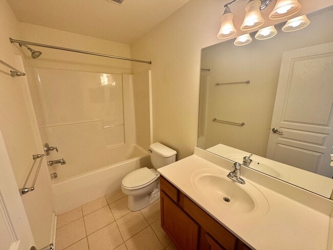 Building Photo - Spacious 3BR/2.5BA Townhome in Desirable B...