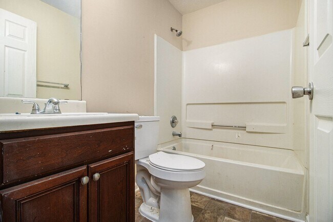 Building Photo - 3 Bedroom 2 Bathroom House