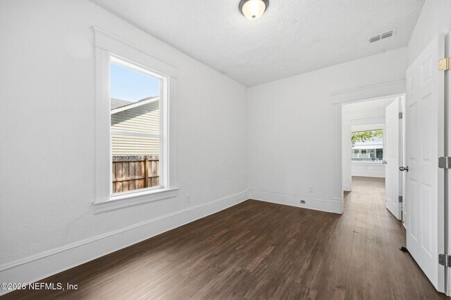 Building Photo - 1123 E 14th St