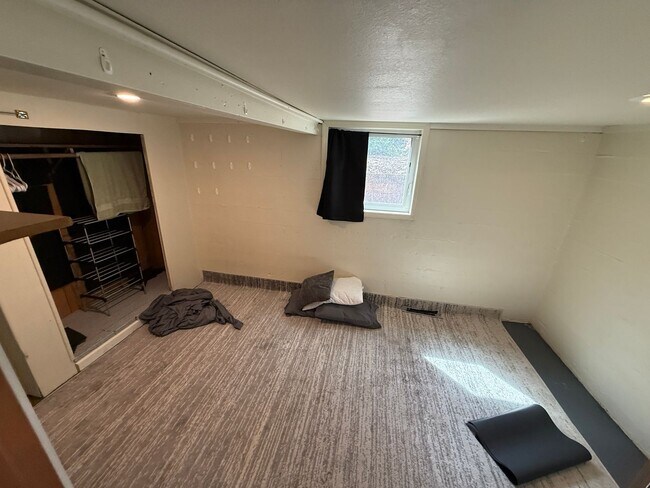 Building Photo - 7 bedroom 3.5 bath Game Room