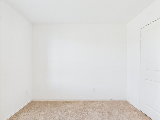 Building Photo - "Open-Concept Living in Fredericksburg"