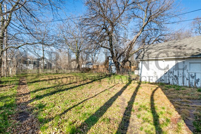 Building Photo - 221 S Glenn St