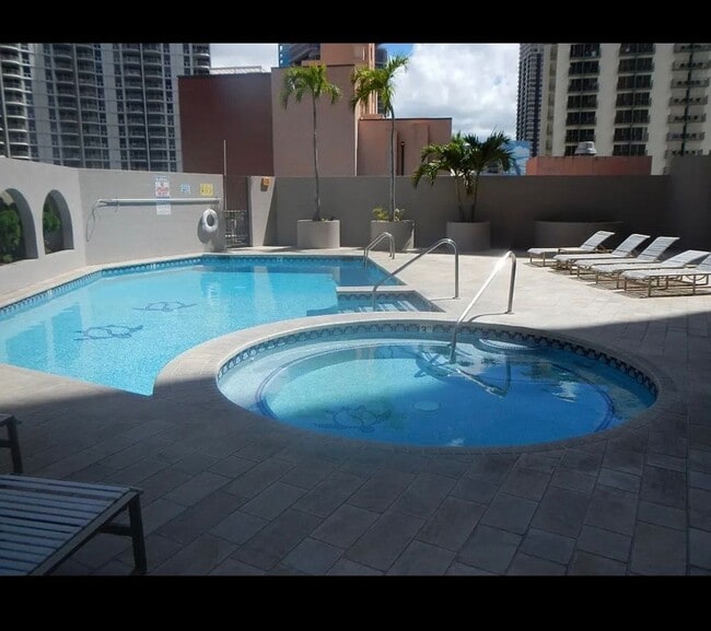 Building Photo - Luxury High-Floor Condo with Panoramic Ocean & Diamond Head Views | 2 Parking | Great Building Am...
