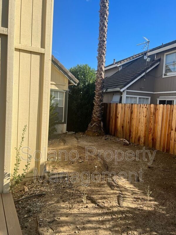 Building Photo - 556 Regency Cir