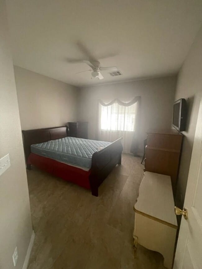 Building Photo - SINGLE FAMILY 3 BED/ 2.5 BATH W/ DOWNSTAIR...
