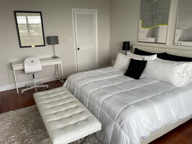 Building Photo - 10000 W Bay Harbor Dr