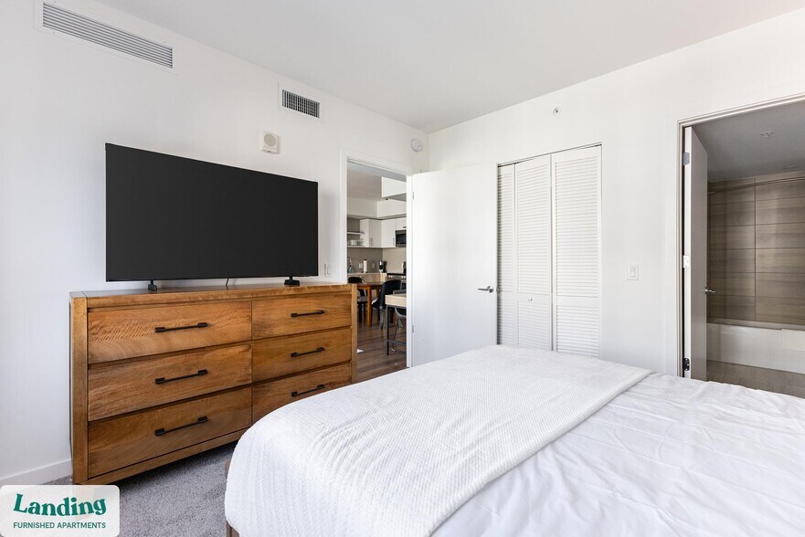 Building Photo - 200 NE 1st Ave