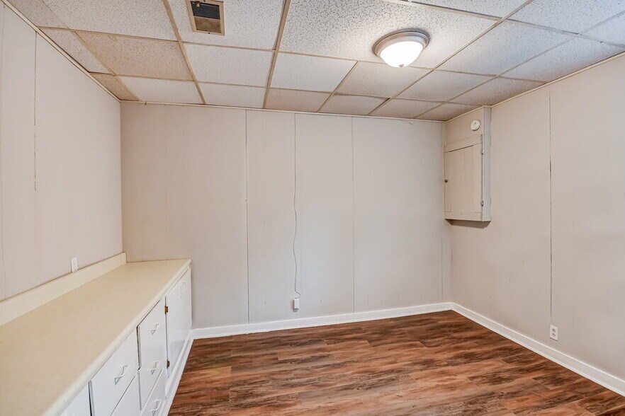 Building Photo - 909 Winchester Dr