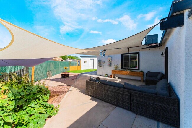 Building Photo - 2 Bedroom 1 bath Single Story Home on Large Lot with Solar and Water Purification