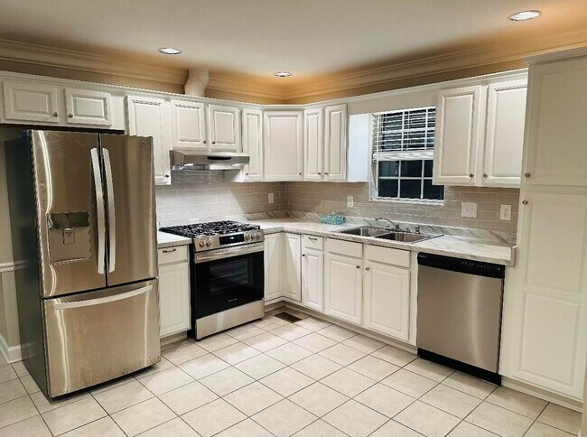 Building Photo - 586 Oak Brook Dr