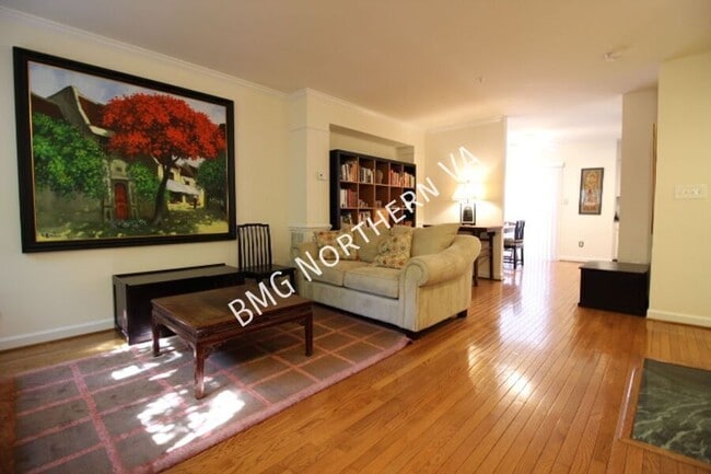 Building Photo - 2304 N Greenbrier Ct