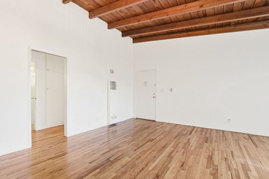 Building Photo - 978 S Barrington Ave