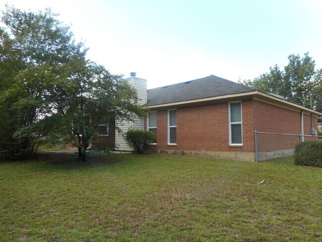 Building Photo - 3 Bedroom 2 Bath W/ Flex Room Pepperidge