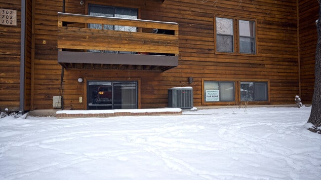 Building Photo - Comfy 2b/2ba with Outdoor Pool!