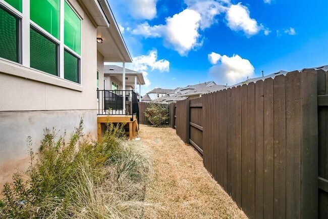 Building Photo - 600 C-Bar Ranch Trl