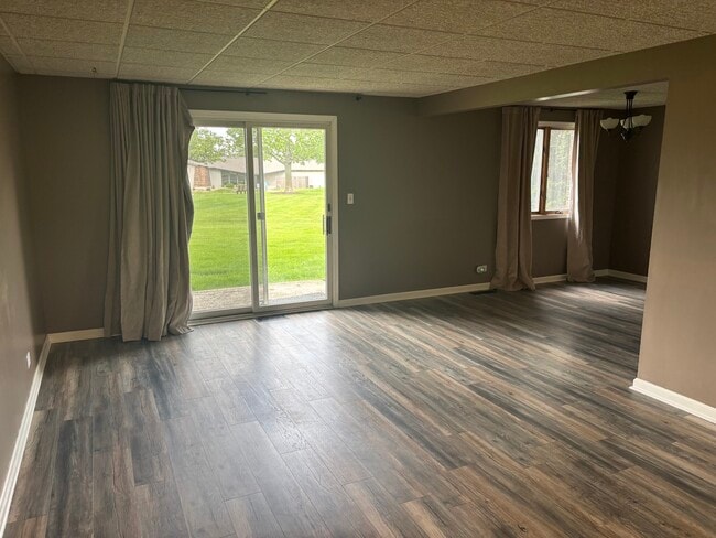 Building Photo - 523 Waverly Ct