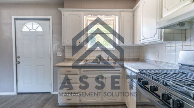 Building Photo - 4 bedroom 1 bathroom home in Midwest City!