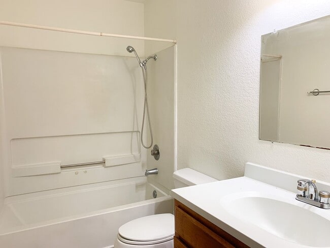 Building Photo - Charming 3 Bedroom 2 Bath Home in the Pock...