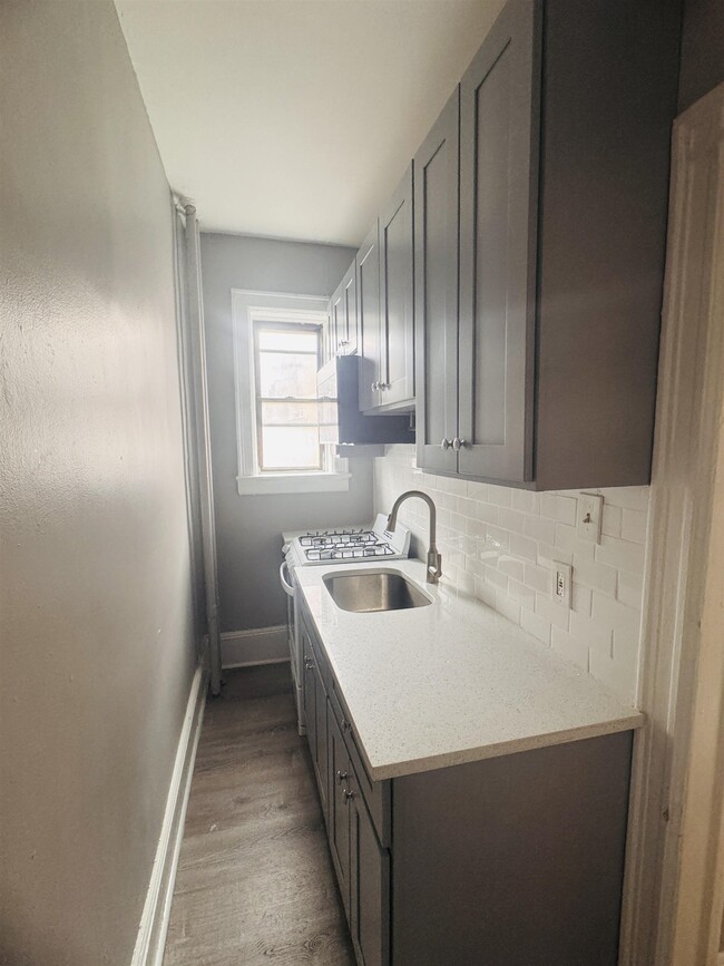 Building Photo - 821 Bergen Ave