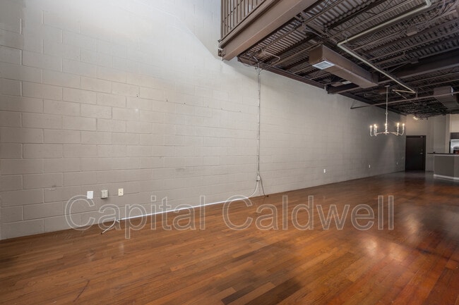 Building Photo - 1615 E fifth Ave