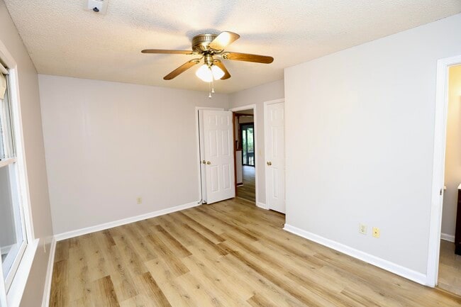 Building Photo - 806 Club Ln