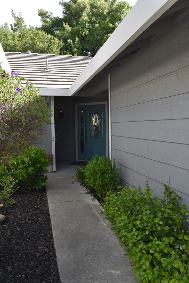 Building Photo - 301 Willowwood Ct