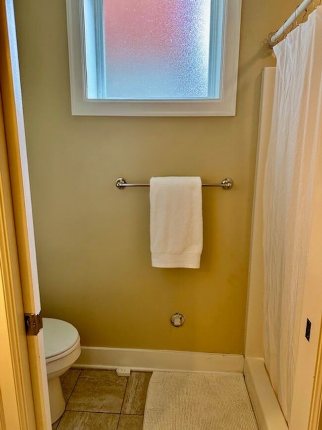 Building Photo - Spacious 4 Bedroom Home Minutes from Green...