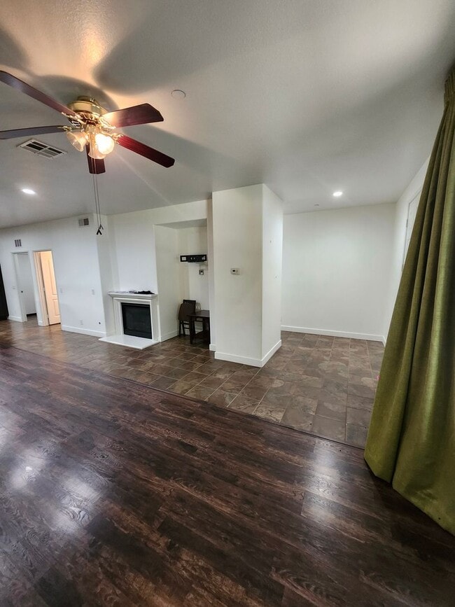 Building Photo - Beautiful two-story townhouse in Fontana G...