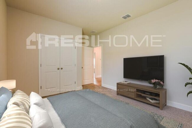 Building Photo - 5247 Inglewood Dr