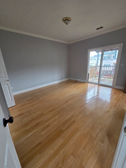 Building Photo - 163 Rae Ave