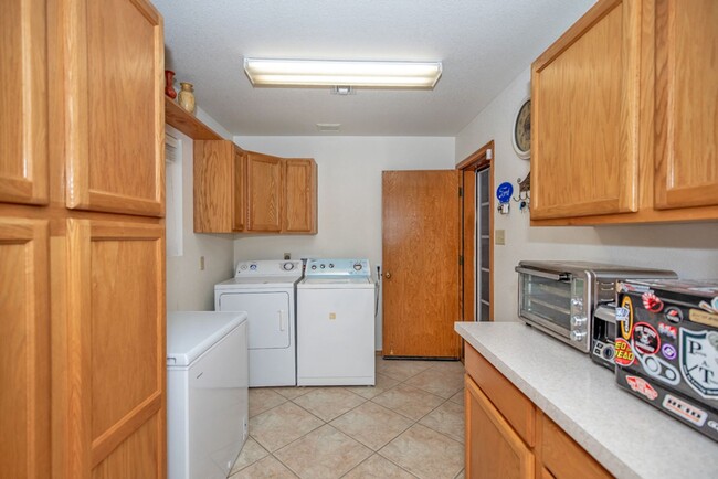 Building Photo - Spacious 2-Bedroom Home with Room to Roam ...