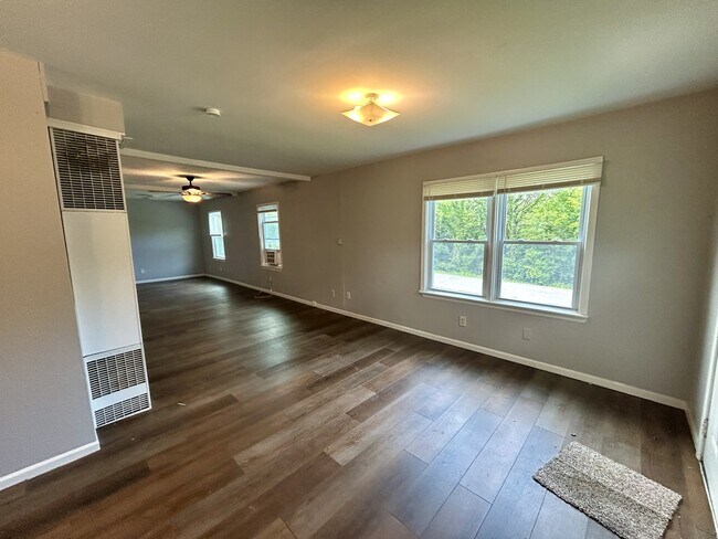 Building Photo - 8255 Lakeview Dr