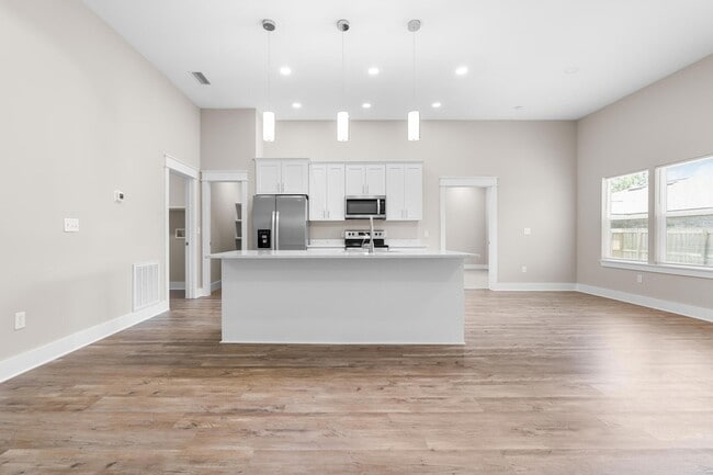 Building Photo - 5 Romana Ln