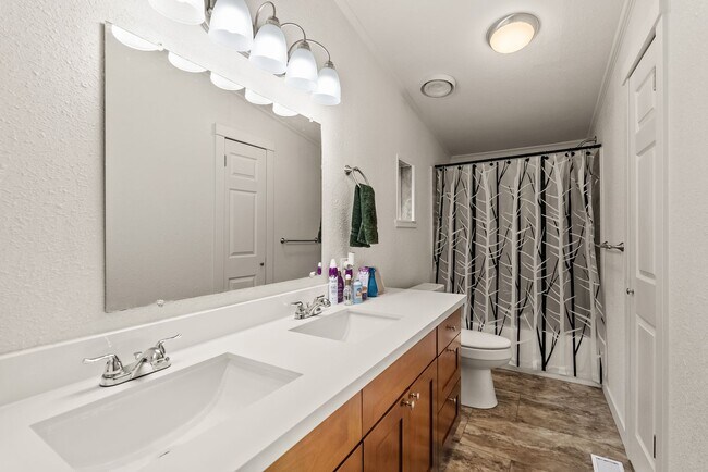 Building Photo - Updated and Spacious 3 bedroom in Timberlakes