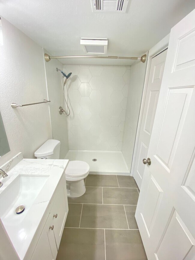 Building Photo - MOVE IN SPECIAL-Delightful 2BED/2BATH Condo tucked away in a picturesque Henderson community!