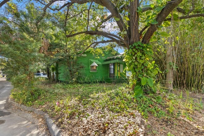 Building Photo - Historic Hyde Park Gem: Fully Renovated 2-...