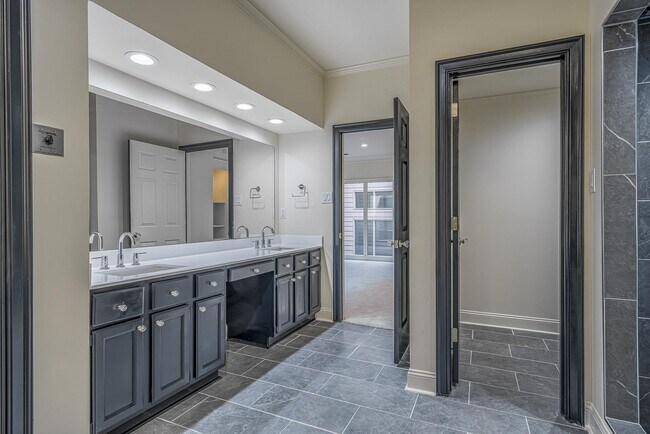 Building Photo - 482 E Racquet Club Pl