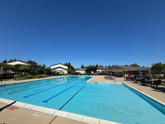 Building Photo - 2 Bedroom/1.5 Bathroom Townhouse Available in Union City!!