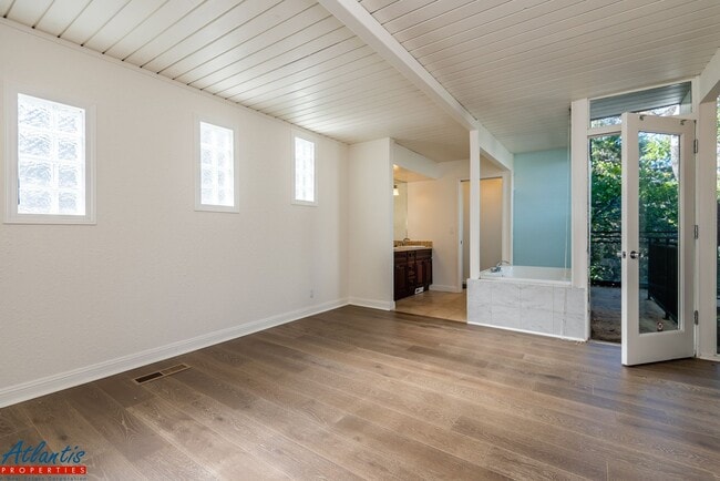 Building Photo - Stunning & Spacious Home | Panoramic Views