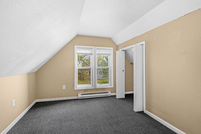 Building Photo - 621 E 10th St