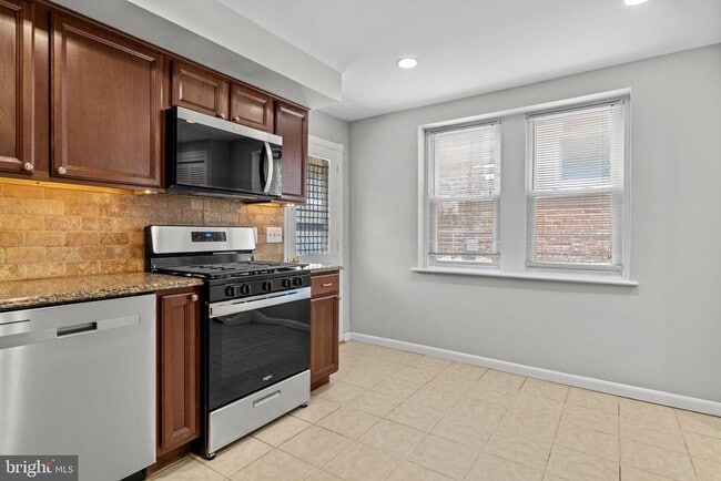 Building Photo - 466 Shurs Ln