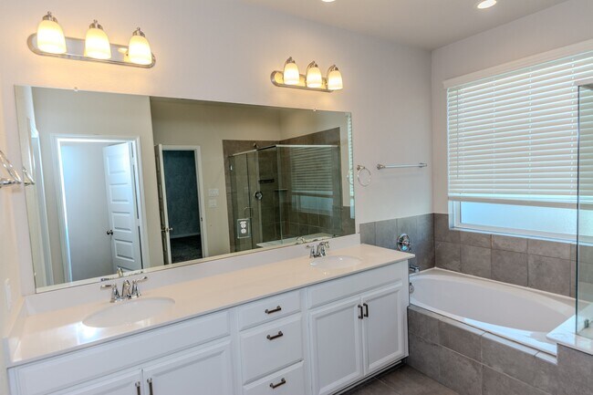 Building Photo - 4120 Split Ivy Dr